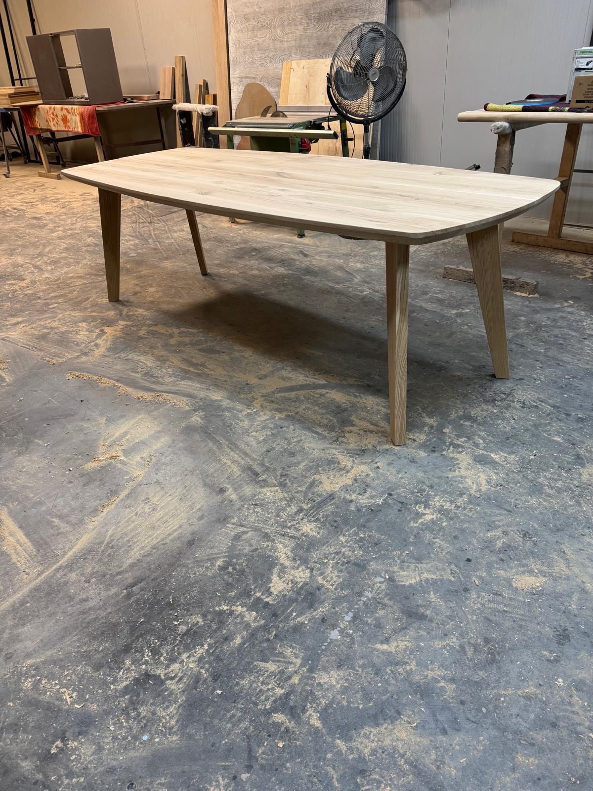 Massief eiken tafel in de werkplaats
