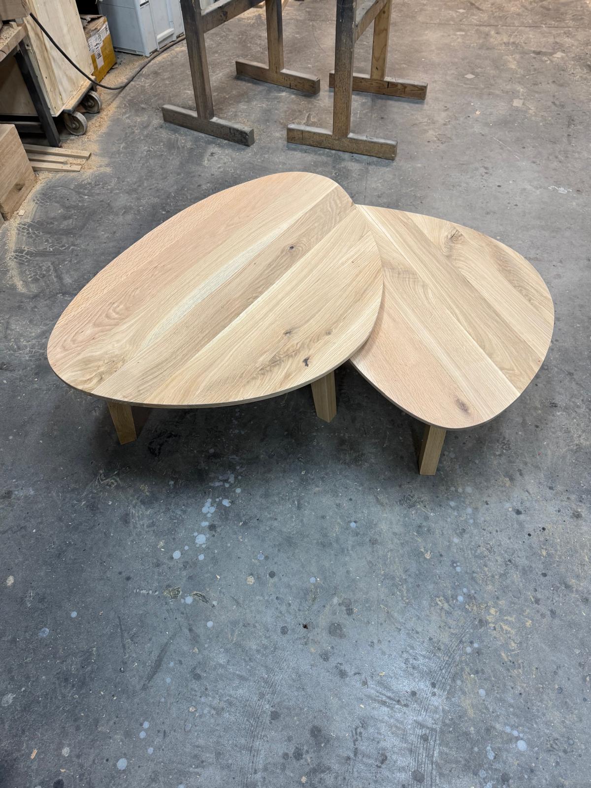Ovale houten eettafel in een modern interieur