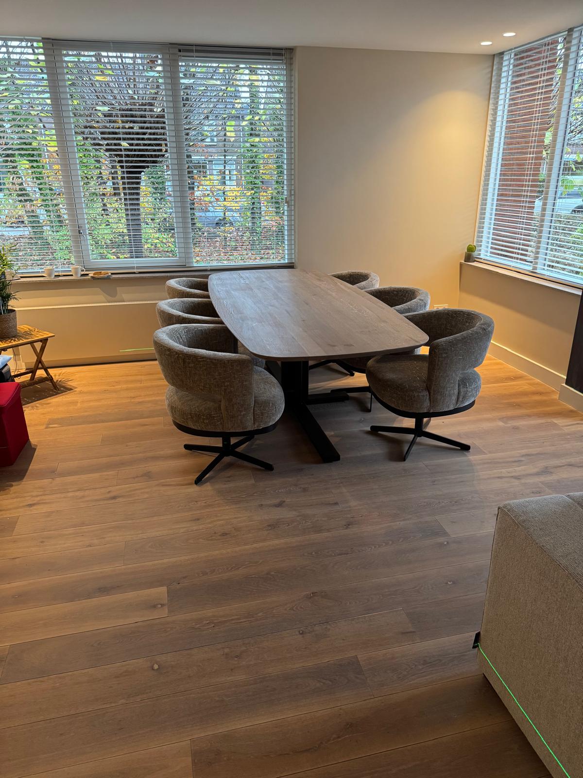 Organisch gevormde houten tafel in productie