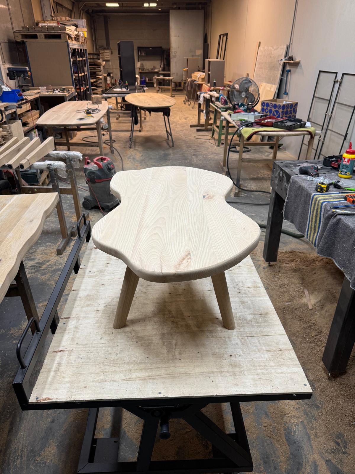 Donker houten maatwerkbankje in de werkplaats